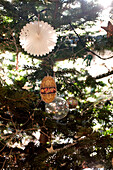 Weihnachtsbaumschmuck im Haus einer Familie in Forest Row, Sussex, England, Vereinigtes Königreich