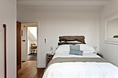 Doppelbett mit Kopfteil aus Treibholz in einem Haus in Wadebridge, Cornwall, England, UK