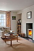 Retro-Sessel und Couchtisch im Stil der 1940er Jahre im Wohnzimmer eines Cottage in Padstow, Cornwall, England, UK