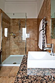 Waschbecken und Duschabtrennung im Badezimmer eines Einfamilienhauses in Middlesex, London, England, UK