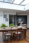 Esstisch und Stühle aus Holz mit Blick auf das Wohnzimmer in einem Haus in London, England, UK