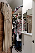 Eine Vielzahl von Kleidern hängt im Ankleidezimmer eines Londoner Hauses, England, UK
