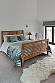 Modernes Doppelbett aus Holz in einem Haus in London, England, UK