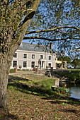 Freistehendes Landhaus in Suffolk mit See, England, UK