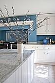 Muschelweiden-Arrangement auf marmorierter Küchenoberfläche in einem modernen Landhaus in Suffolk, England, UK