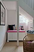 Sitzgelegenheiten und Stauraum unter der Treppe in einem modernen Familienhaus in Suffolk/Essex, England, UK
