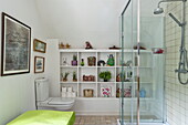 Stauraum im Badezimmer mit Glasduschkabine in einem modernen Haus in Suffolk/Essex, England, UK
