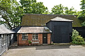 Scheunenumbau mit großen Toren in Suffolk/Essex, England, UK