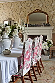 Gepolsterte Esszimmerstühle am Tisch im Landhaus in Bury St Edmunds, Suffolk, England, UK