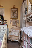 Antiker Stuhl und Ornamente im Schlafzimmer eines Hauses in London, England, UK