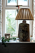 Lampe und Tannennadeln auf der Fensterbank mit Kondenswasser auf dem Glas im Haus in Tregaron, Wales, Großbritannien