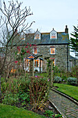 Hintere Gartenfassade eines dreistöckigen Hauses in Crantock Cornwall England UK