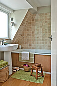 Gefliestes Badezimmer mit Sockelbecken East Grinstead Einfamilienhaus West Sussex England UK