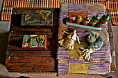 Kinderspielzeug und gestrickte Patchwork-Decke auf einer alten Holztruhe in einem Cottage in Cambridge, England, UK