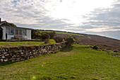 Ländliches Cottage am Hang in Cornwall England UK