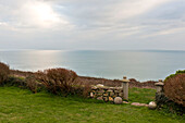 Blick auf das Meer von einem abgelegenen Cottage im ländlichen Cornwall, England, UK