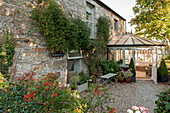 Anbau eines Wintergartens an ein freistehendes Steinhaus in Penzance, Cornwall, UK