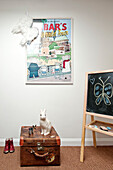 Kreidetafel und Poster mit Kaninchenornament auf altem Koffer in einem Stadthaus in Cornwall, England UK