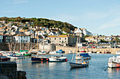 Fischerboote im Hafen von Mousehole Cornwall UK