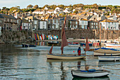 Festgemachte Boote im Hafen mit Strandpromenade Cornwall UK