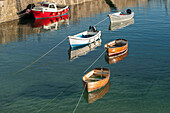Boote im Hafen von Mousehole Cornwall UK