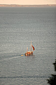 Segelboot läuft in die Mount's Bay ein Penzance Cornwall UK