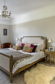 Pelzteppich am Bett mit passenden Lampen und Kissen in einem Haus in Tunbridge Wells, Kent, England, UK