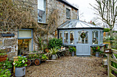 Hellblauer Anbau in der Kiesauffahrt eines Hauses in Penzance, Cornwall, Großbritannien