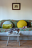 Runde Kissen auf dem Sofa mit Häkeldecke in einem Londoner Haus UK