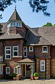 Dreigeschossige Fassade eines um 1880 erbauten viktorianischen Hauses im Lutyens-Stil, das unter Denkmalschutz steht Godalming Surrey UK