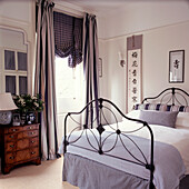 Japanese style bedroom decorated in blue and white 