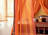 Orangefarbenes Schlafzimmer Detail