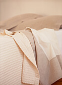Bed Linen in neutral fabrics 