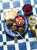 Fleischbällchen und Salsa mit einem Glas Bier Marokko Nordafrika