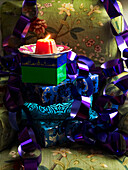 Lila Luftschlange und eingepackte Geschenke mit brennenden Kerzen in einem schottischen Haus, UK