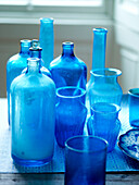 Sammlung von blauen Gläsern auf dem Tisch