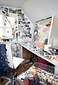 Acryl-Leinwand und Postkarten im Atelier des Künstlers, Tenterden, Kent, England, UK