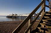 Blick auf Pier und Holztreppe am Kiesstrand von St Leonards on Sea, East Sussex, England, UK