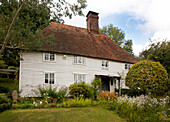 Cottage mit Schindeln und Vorgarten in Sandhurst, Kent, England, UK