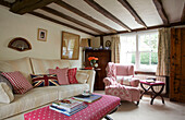 Koordinierte Karostoff-Polsterung im Fachwerk-Wohnzimmer von Egerton Cottage, Kent, England, UK