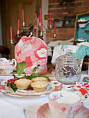 Mince Pies und Haushaltswaren auf dem Weihnachtstisch in einem Haus in Tenterden, Kent, England, UK