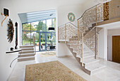 Offener Flur und Treppenhaus in einem modernen Haus in Bath Somerset, England UK