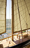 Sonnenbeschienenes Modellboot im Fenster eines Hauses in Dartmouth, Devon, Vereinigtes Königreich