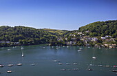 Erhöhte Ansicht des Flusses Dart mit vertäuten Segelbooten, Dartmouth, Devon, UK