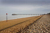 Der Pier an der Strandpromenade von Deal mit Kieselstrand Kent England UK
