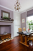 Tisch und Stühle im fliederfarbenen Esszimmer von Staplehurst home Kent England UK