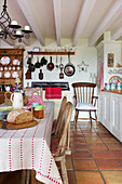 Brot und Marmelade auf dem Küchentisch in Worth Matravers Cottage Dorset England UK