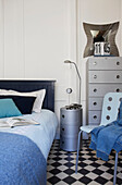 Hellblaue Decke auf Bett mit silbernem Metallschrank in Old Town Schlafzimmer Portsmouth England UK
