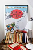 Vintage-Poster und Bücher auf Nachttisch im Jungenzimmer im Haus einer Familie in Emsworth, Hampshire, England, UK