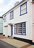 Weiß getünchte Außenfassade mit blauem Anstrich Emsworth Strandhaus Hampshire England UK